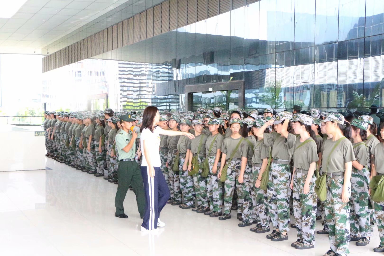 咪咪爱
领导慰问军训中新生