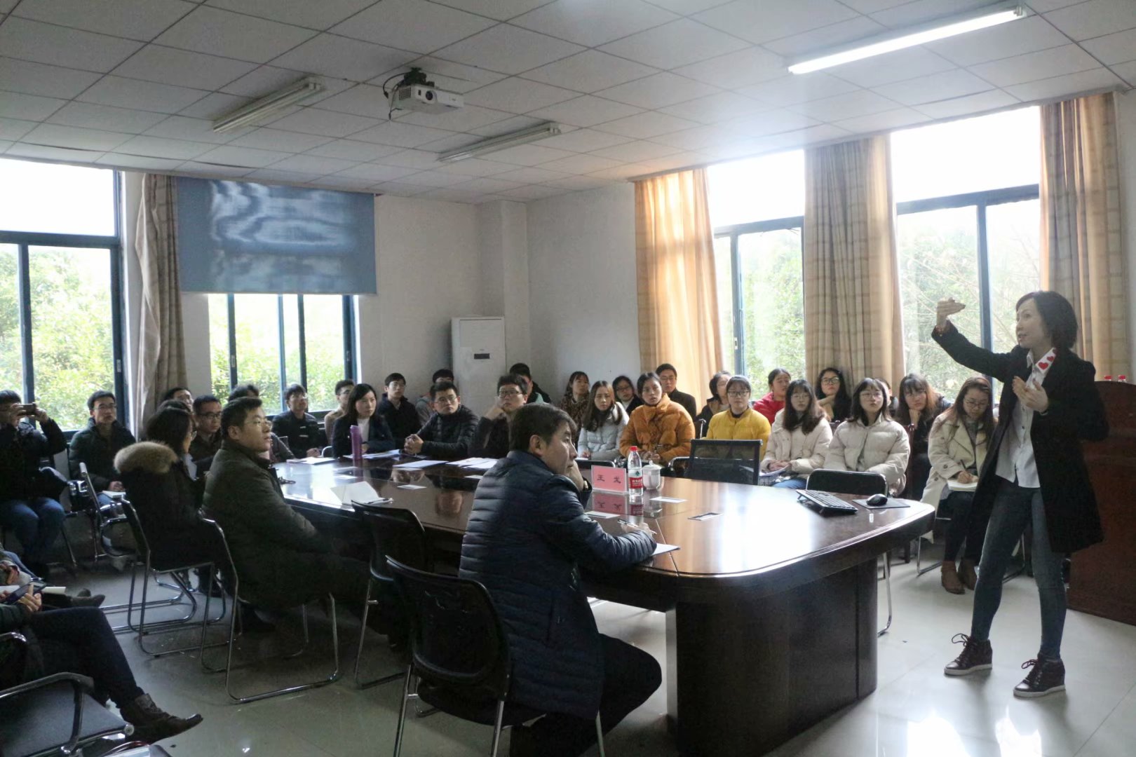 王戈教授莅临咪咪爱
进行学术交流